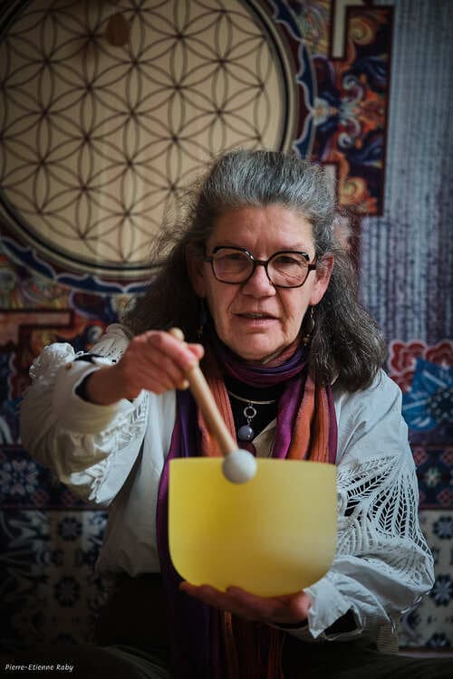 Massage sonore aux bols tibétains par Françoise Deffontaines Odyssons