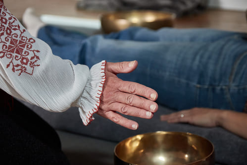 massage-sonore-main-bol Massage sonore aux bols tibétains à Colpo